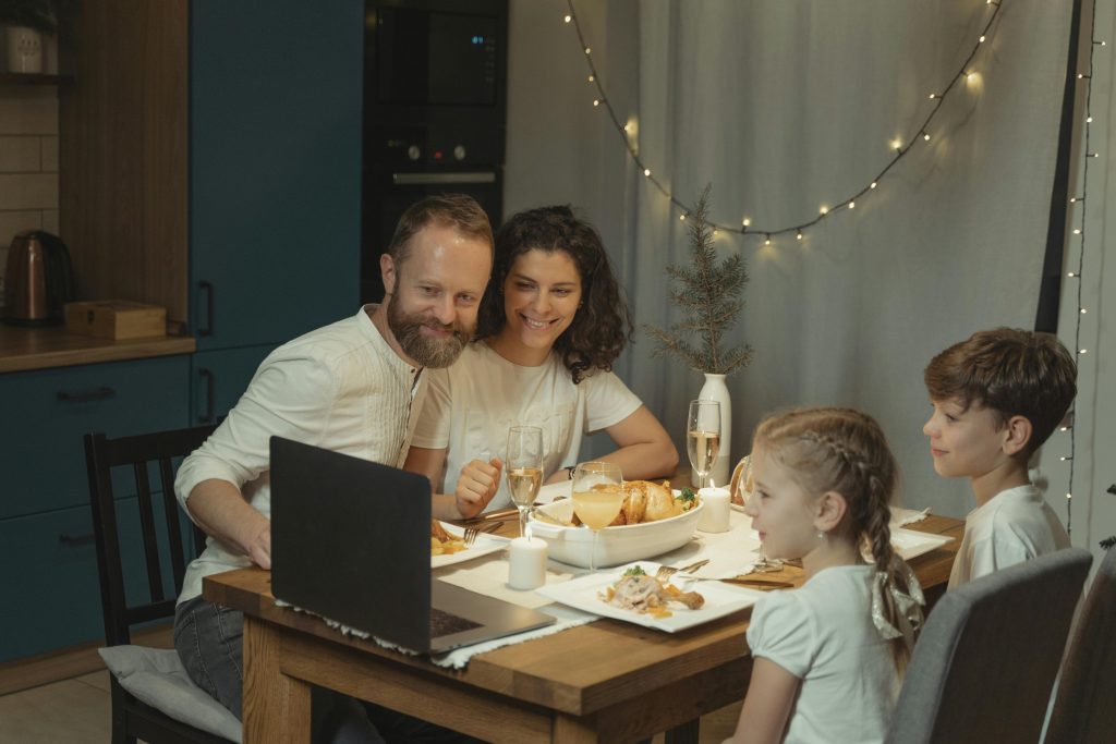 Family transitioning from device time into dinner together