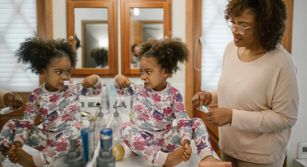 Parent describing the next short transition to a child during a home routine