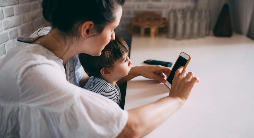 parent calmly ending screen time