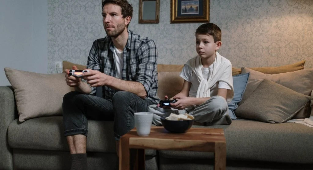 Parent and child ending a game calmly after a final checkpoint