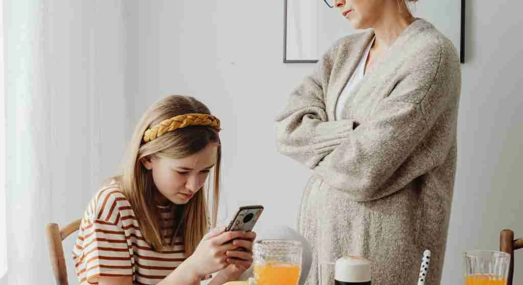 Child still upset after an apology during a family conflict at home