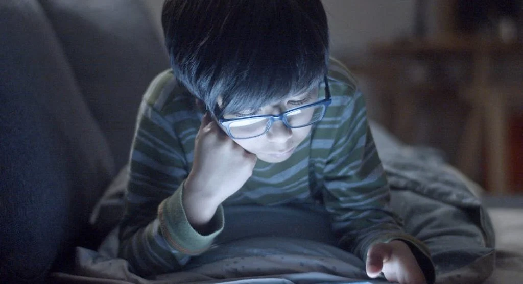 kid using tablet with education apps